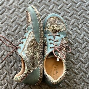 L’Artiste Blue Floral Leather Shoes
